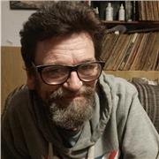 Profesor de inglés que da las classes un poco bastante más divertido y sobre todo mucho más efectivo que en las academias o en la escuela
